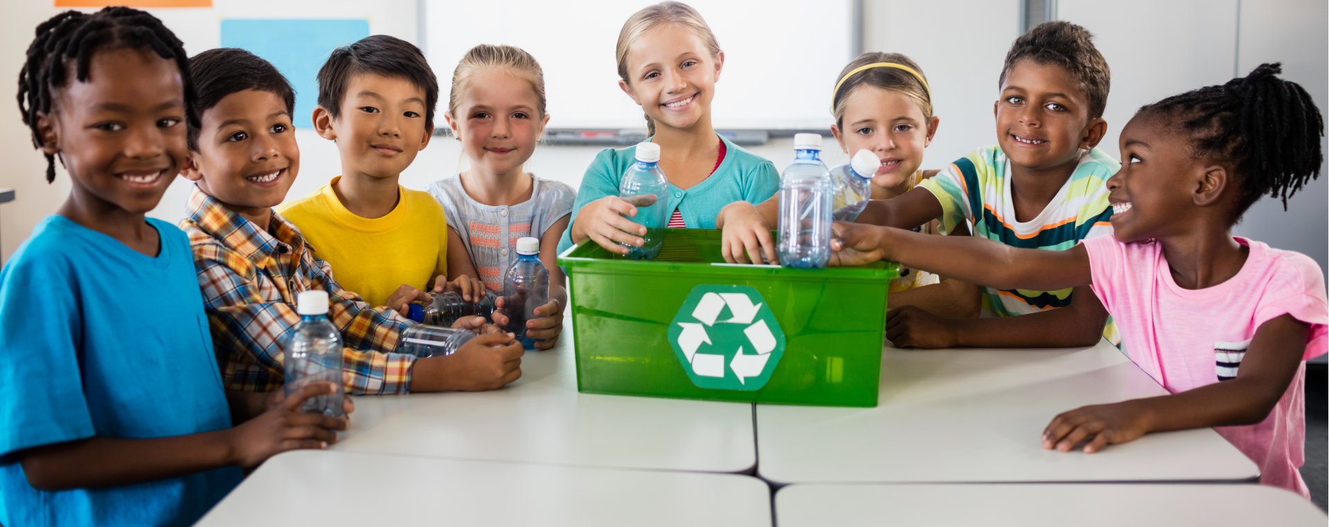 crianças reciclando na escola